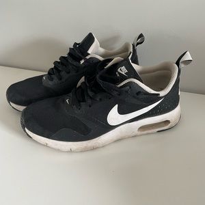Nikes air max Tavas black and white size 4Y